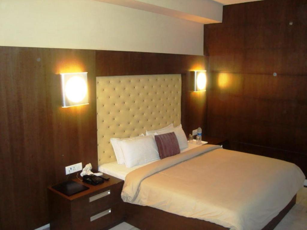 Chanson Grand Westend Delhi  Kamer foto
