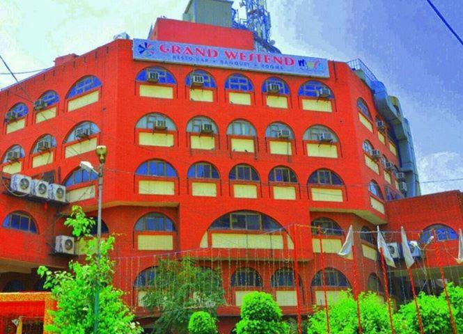 Chanson Grand Westend Delhi  Buitenkant foto
