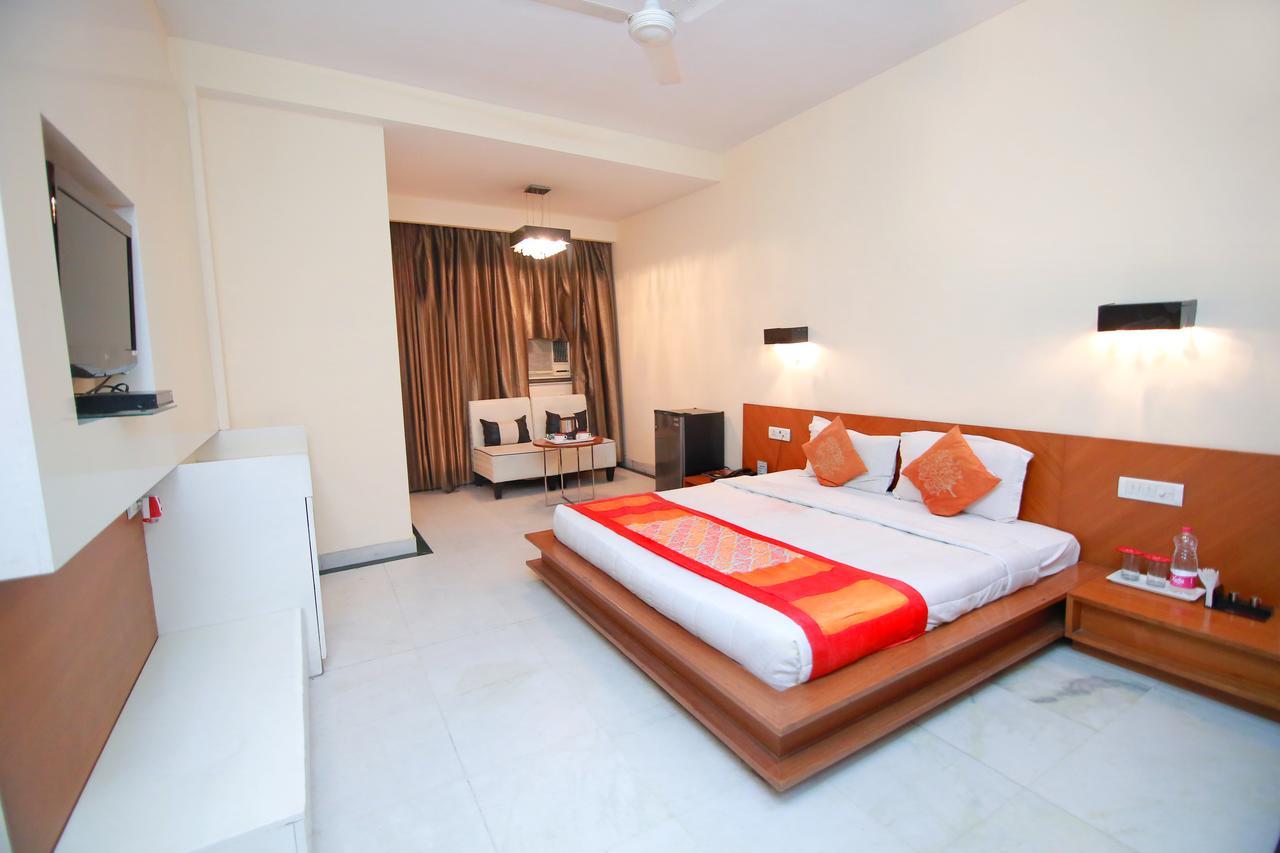Chanson Grand Westend Delhi  Buitenkant foto