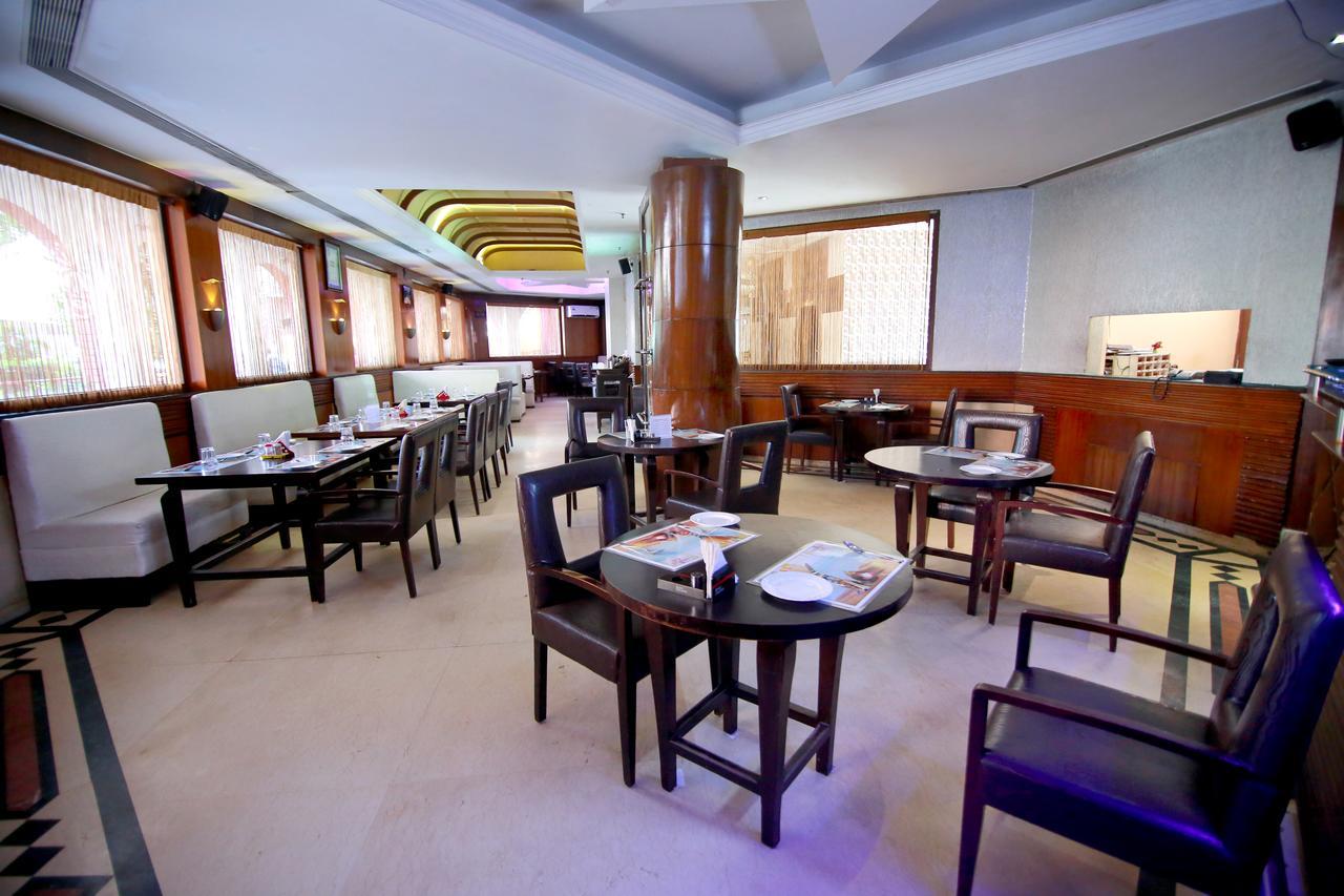 Chanson Grand Westend Delhi  Buitenkant foto