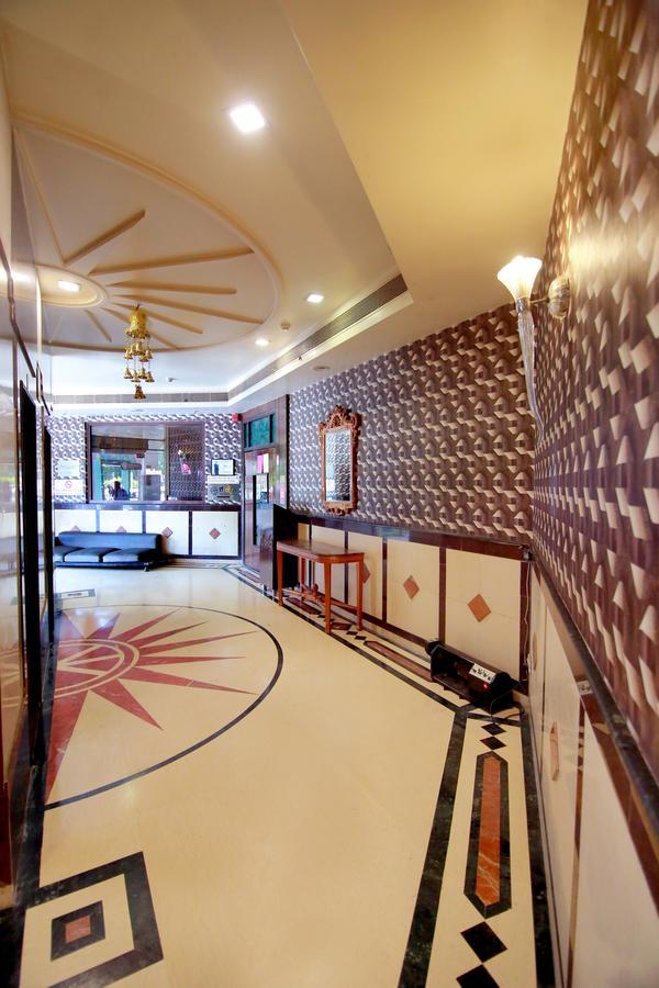 Chanson Grand Westend Delhi  Buitenkant foto