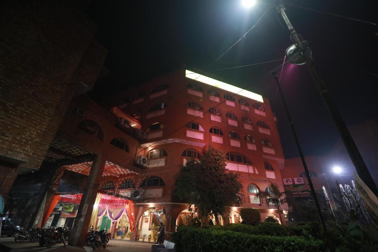 Chanson Grand Westend Delhi  Buitenkant foto