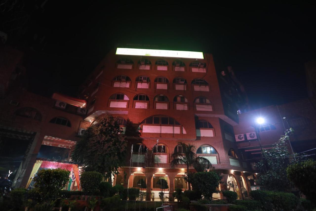 Chanson Grand Westend Delhi  Buitenkant foto
